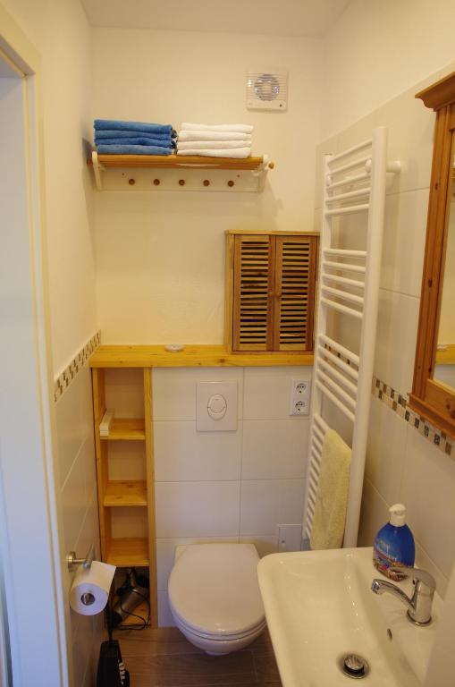 Badezimmer mit Dusche Toilette
